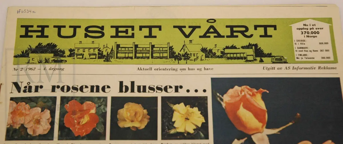 1 magasin og 1 reklametrykksak.
1 reklametrykksak: Moderne eneboliger. Arthur Rødland, Bergen. Eneboligen for Hvermann med totalkostnad over grunnmuren.
Magasin: Huset vårt, Nr. 2 1962 - 4 årgang.