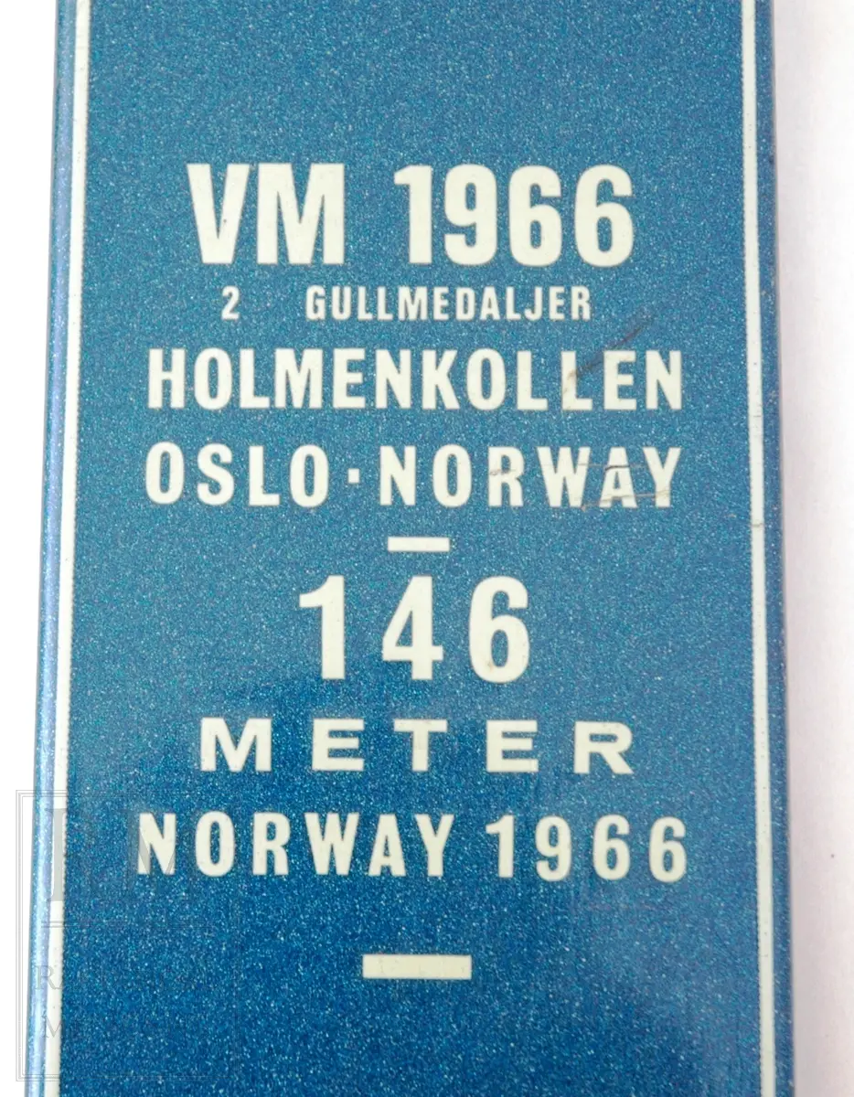 1 par hoppski etter Lars Grini. Merke Splitkein, med Kandahar fjørbinding. Forhøyet, rød fotsåle i plast. 5 renner.

Grini hoppet 150 meter med disse skiene i Obersdorf i 1967. Filmsnutt fra rekordhoppet ligger på www.youtube.com