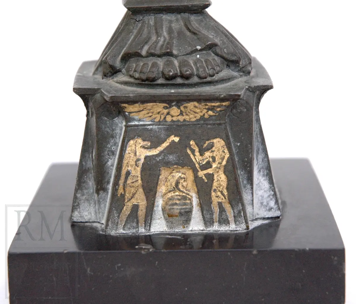 Kvinnefigur på sokkel, med ett barn i hver arm. Barna holder hvert sitt horn (?) med lyseholder. Noe forgylling. Løse lysmansjetter. b) mangler sokkel.