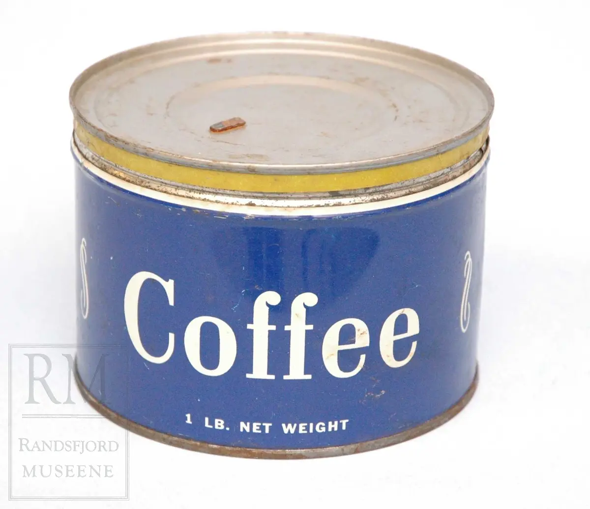 Kvadratisk form. Pappeske for sending med varer til kriserammede/behovstrengende områder.
Innhold:
1 boks kaffe.
1 boks "canned meat"
6 bokser div. krydder

