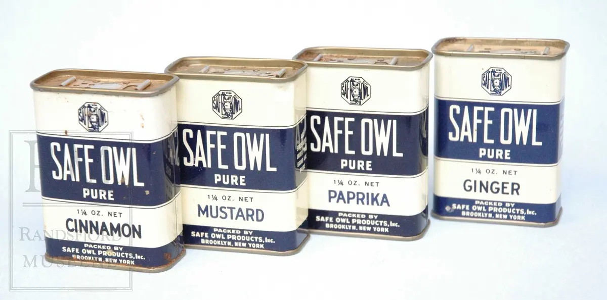 Kvadratisk form. Pappeske for sending med varer til kriserammede/behovstrengende områder.
Innhold:
1 boks kaffe.
1 boks "canned meat"
6 bokser div. krydder

