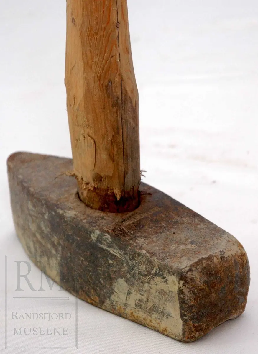 Én slegge og én staurstang/spett. 