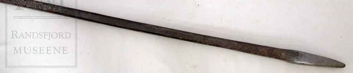 Én slegge og én staurstang/spett. 