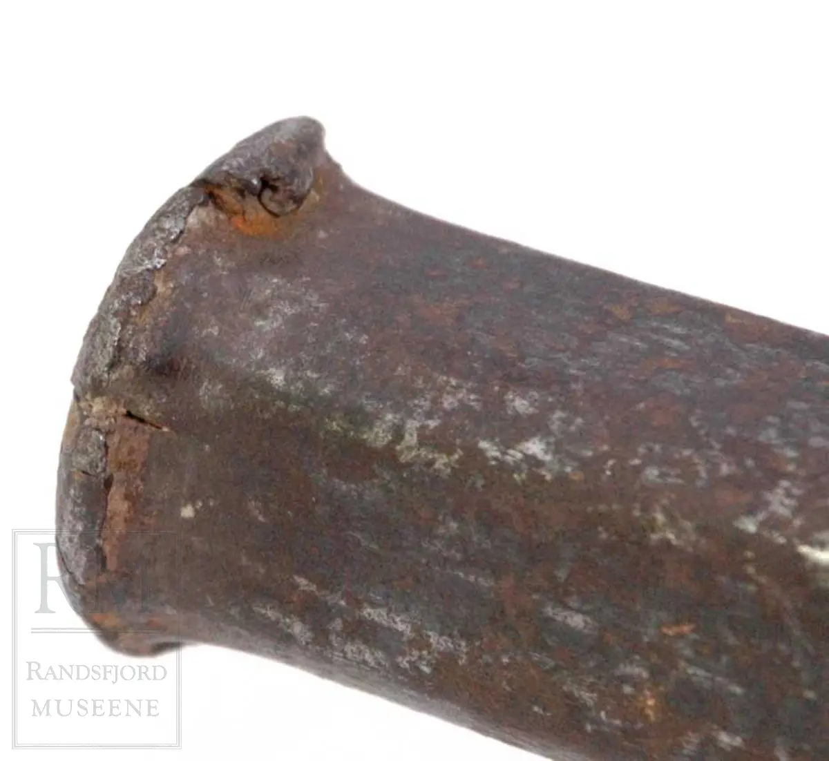 Én slegge og én staurstang/spett. 