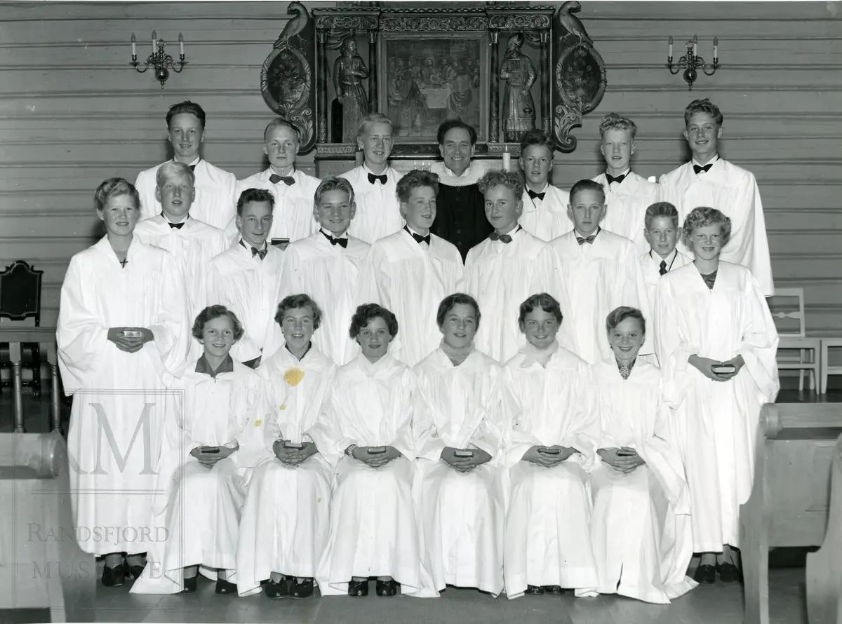 Konfirmasjon Sørum kirke 1956, konfirmanter og prest