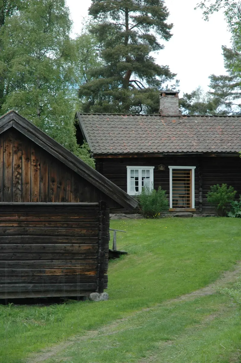 Bygningen består av en etasje, er laftet og har teglsteinstak. Stua er innredet slik dette husmannshjemmet så ut rundt år 1905.