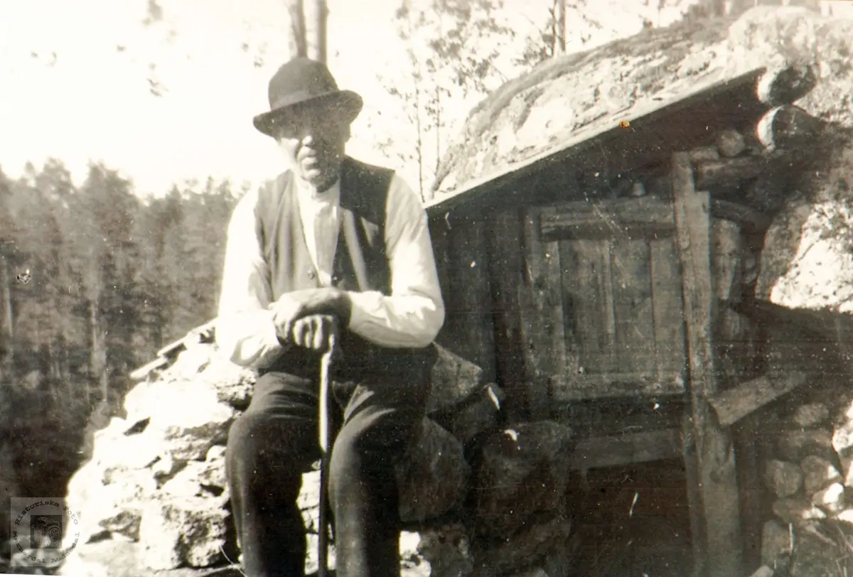 Lars Butveit utenfor revebåsen på Lian, Butveit i Grindheim.