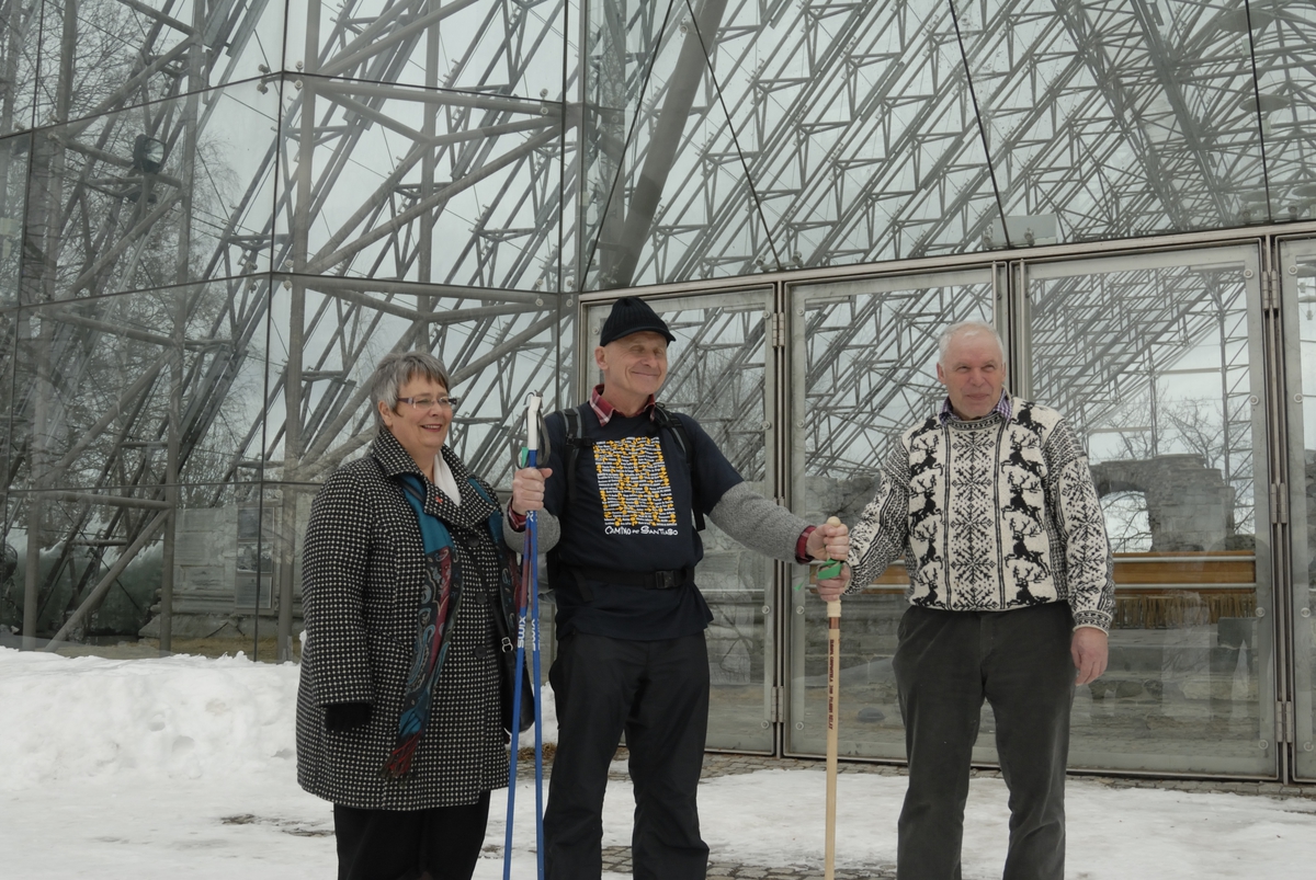Europeisk pilegrimsstafett til Santiago de Compostela 2010 - veksling på Domkirkeodden 12. mars. Biskop Solveig Fiske, Tron Hummelvoll og "Dale Gudbrand"