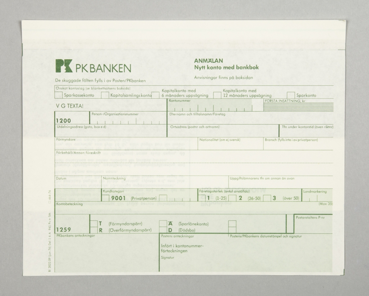 Samling med postblanketter: 
1. Inbetalning/Girering, Bl2021.01 (feb 76)
2. Uttagsblanketter (tre olika sorter) 
4. Anmälan nykontomed bankbok, Bl 2033.09 (jun 76)
5. Förpassningsblankett - BL 2202.5 (Juli 69) 
6. Plastmap innehållande: 
Rekvisition - Bl 2410.03, 
Adresskort-Bl. 2010.01, 
Inrikes Postanvisning, 
Mottagningsbevis- Bl 2012.01, 
Begäran om tillfällig eftersändning.
Adressändring-Bl 2050.03.
Häfte med Bl 2213.06.