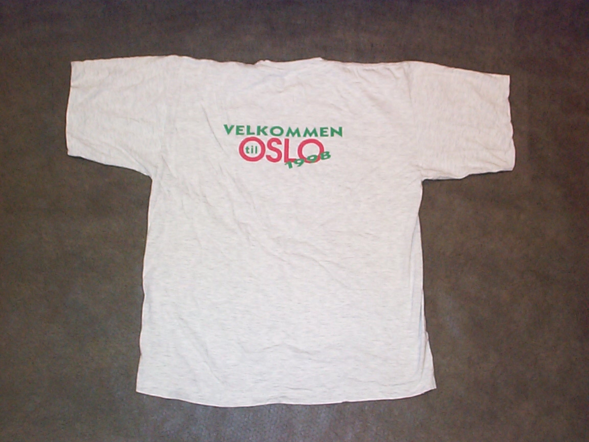 Motiv: Front: Logo + tekst.
Tekst: Oslo Landsturnstevnet 1998.
Farge: Lys grå melert m/dekor i grønt, rødt, lilla.