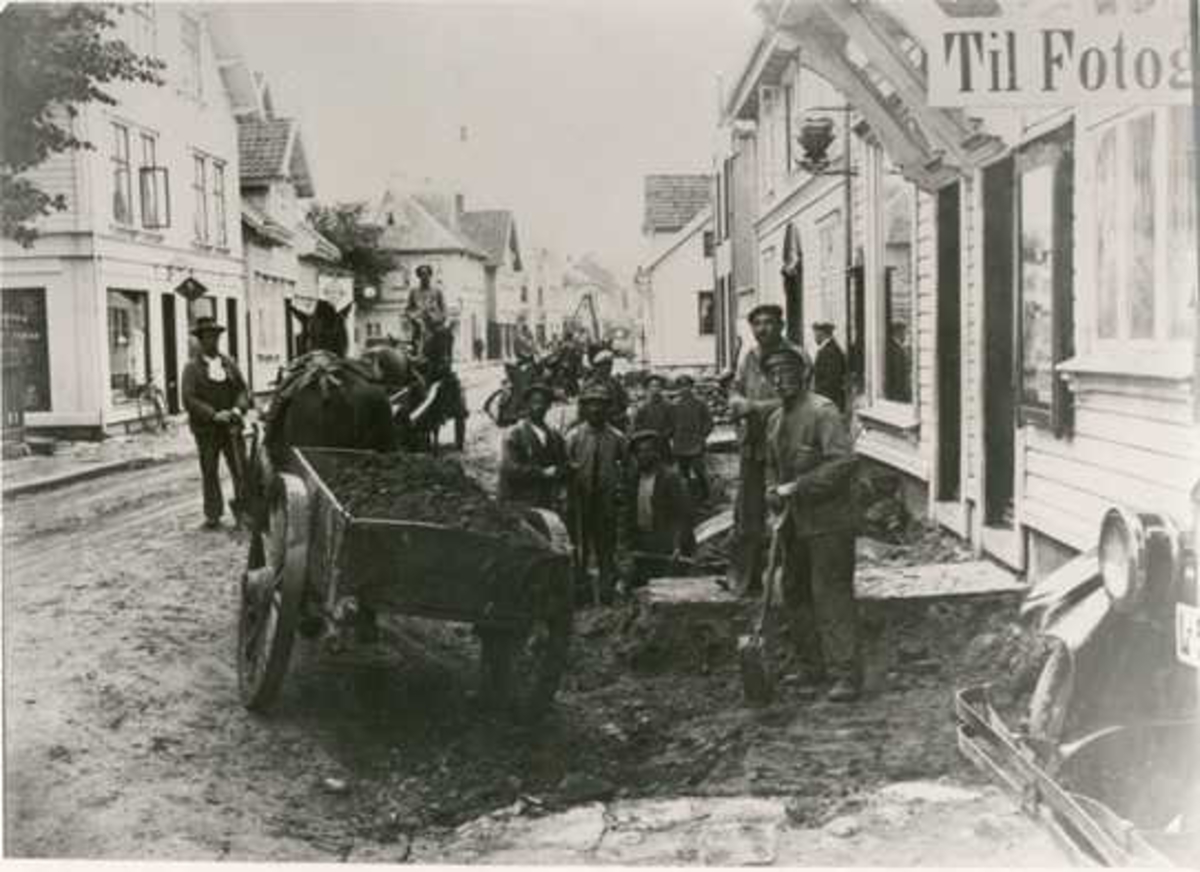 Gatearbeid i Langgata  i 1920 årene, f.v. Undem, Elias Lode (i kjerra), Gjerdevik, Mons Landro, Konrad Stangeland og Severin Trones 