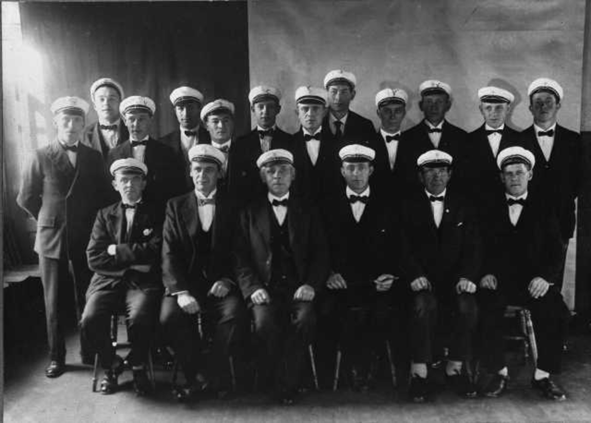 Sangforeningen Varden. foran f.v. Karl Hovland, Martin Hetland, Alfred Tjølsen, Marius Skadsem, Ommund Larsen og Hans Løining. Bak f.v. Kristian Larsen, Arthur Soltvedt, Emanuel Danielsen, Jakob Askeland, ukjent, Halvard Horpestad, Hilmar Evjen, Vatland, ukjent, Skjærpe, Hjalmar Nilsen og Karsten Bøe