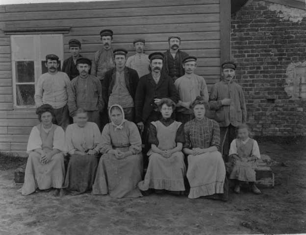 Potteriarbeidere på Hana - foran f.v. Inga Malmin, Johanna Pedersen, Malli Skjæveland, Josefine Tjosevik, Gunda Herjussen og (Jenny Malmin?). andre rekke: Erling Andreassen, Sven Valentinsen, ?, Gabriel Gundersen, Johan Granberg og Bilstad. Bak: to ukjente, Alfred Sjursen og Kristian Thorsen