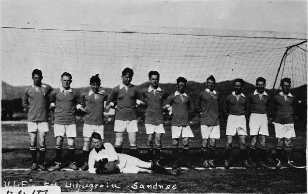 Fotballaget Ulf f.v. Otto Hetland, Thor Tjølsen, Arne Oftedal, Thoralf Oftedal, Olav Oftedal, Magne Stangeland, Alf Astad, Svein Oftedal, Magnus Samuelsen og Einar Tjølsen. Målmann Leiv Hove foran