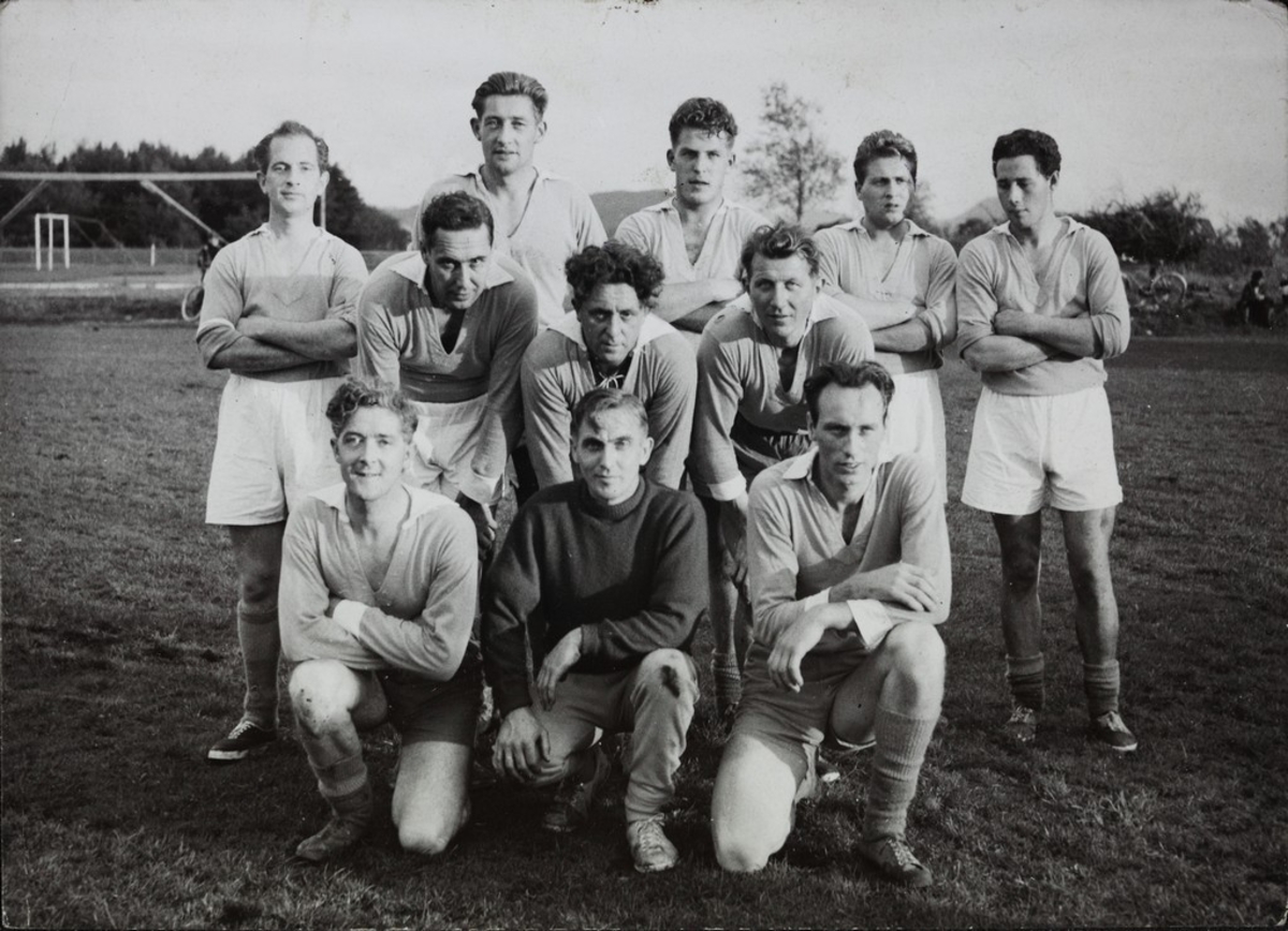 Seirende lag på Jonas Øglænds firmacup 1957 i fotball: bakre rekke f.v. Kåre Rosseland, Arthur Henriksen, Bjarne Nevland, Tom Rasmussen; midtre rekke f.v. Ola Stangeland, Lars Høgemark, Kristian Ditlefsen; fremste rekke f.v. Einar Larsen, Hans Larsen, Reinhart Husa