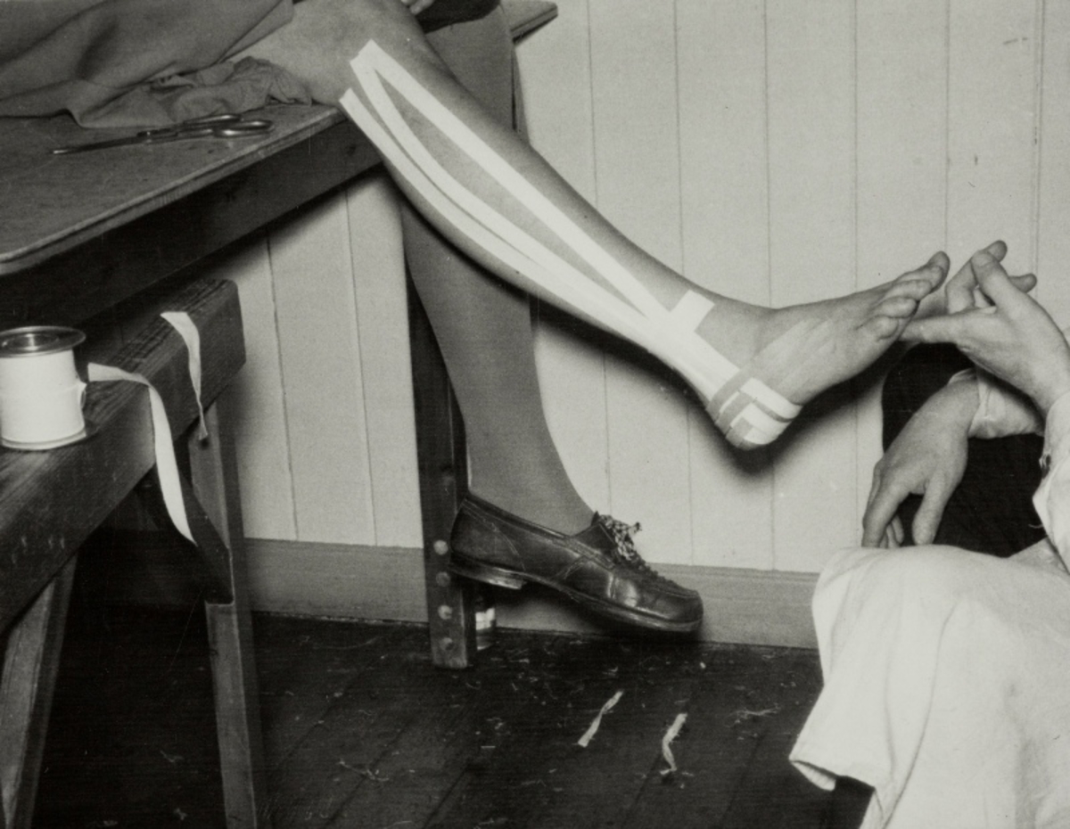 Bandasjering av en skadet ankel: ferdig bandasjert ankel