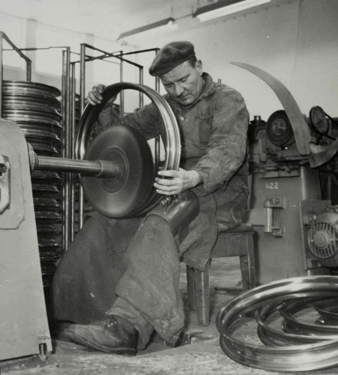 Arbeidar Alfred Egeland sliper felger i den nye sykkelfabrikken Nr. 11 til Jonas Øglænd Sandnes