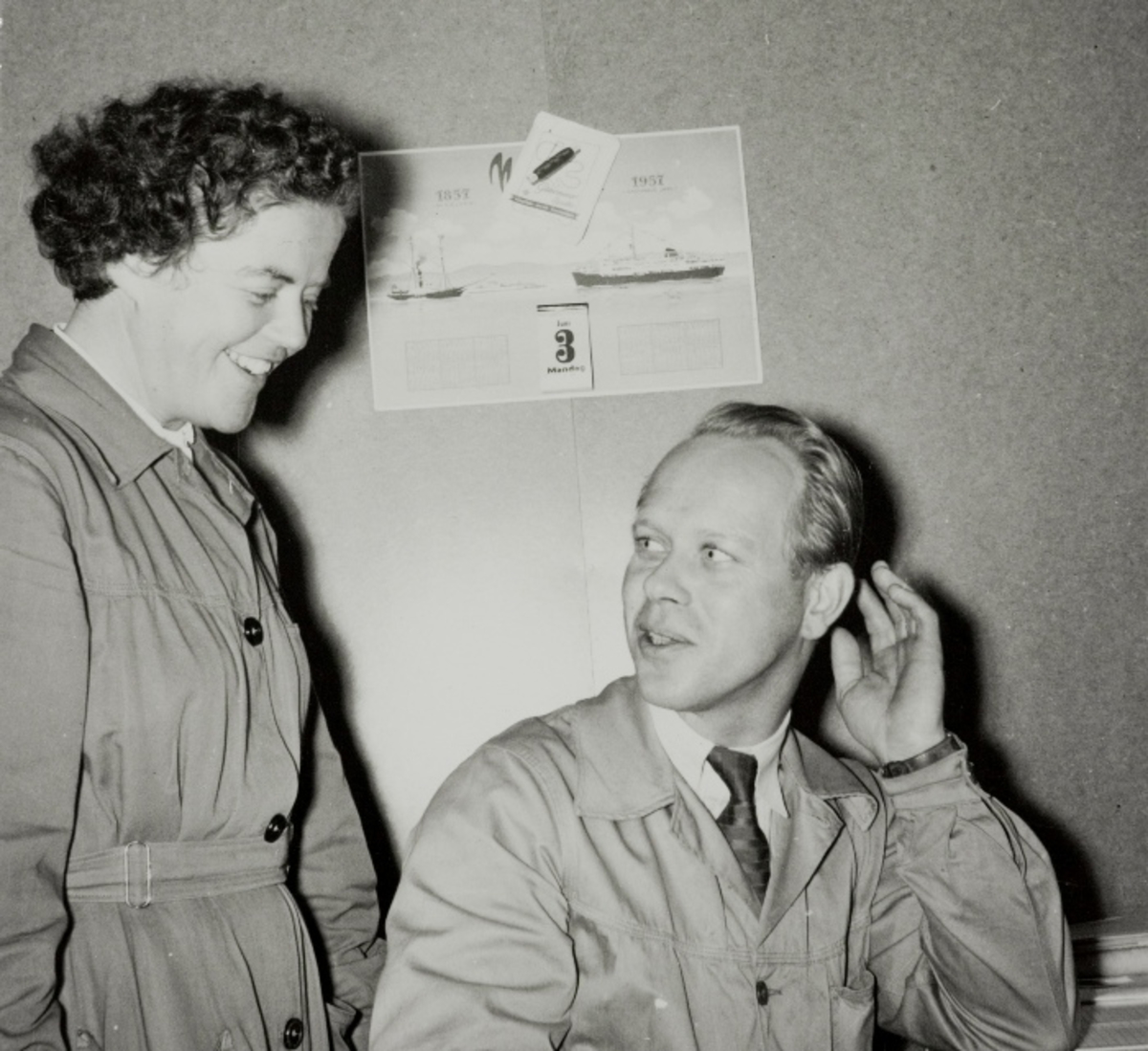 Anfrid Øgård og Gustav Eikeskog snakker sammen på arbeidsplassen.