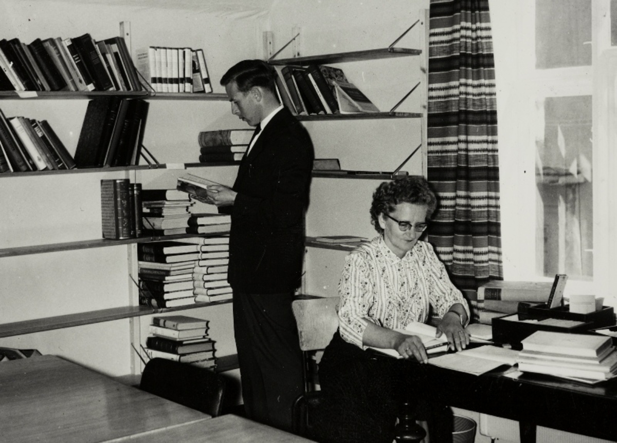 Ingvar Botnen og Hervor Bøe katalogiserer bøker til det nye tekniske biblioteket til Jonas Øglænd, Sandnes. Biblioteket skal samarbeide med tilsvarende biblioteker på A/S Sandnes Aducerverk, Figgjo Fajanse A/S, Polaris Fabrikker og Kvernelands Fabrikker A/S.