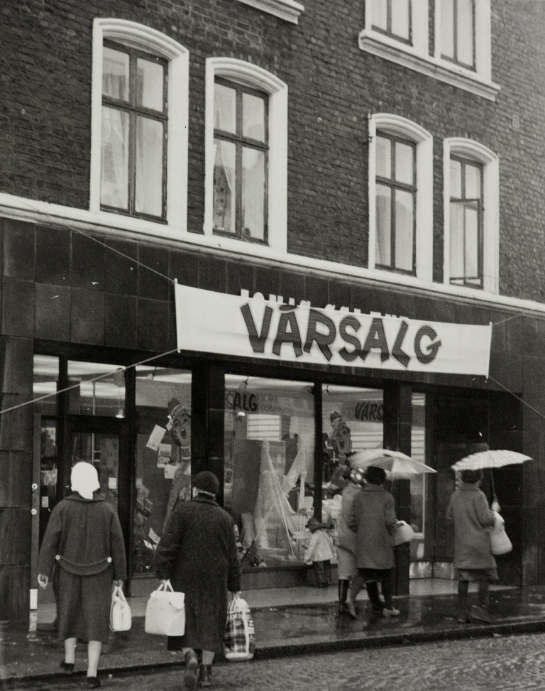 Kunder på vei til utstyrsforretningen til Jonas Øglænd Sandnes under vårsalget 1960