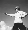 En militär övar pistolskytte på Märsgarn, 1937