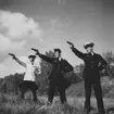 Tre militärer övar pistolskytte på Märsgarn, 1937