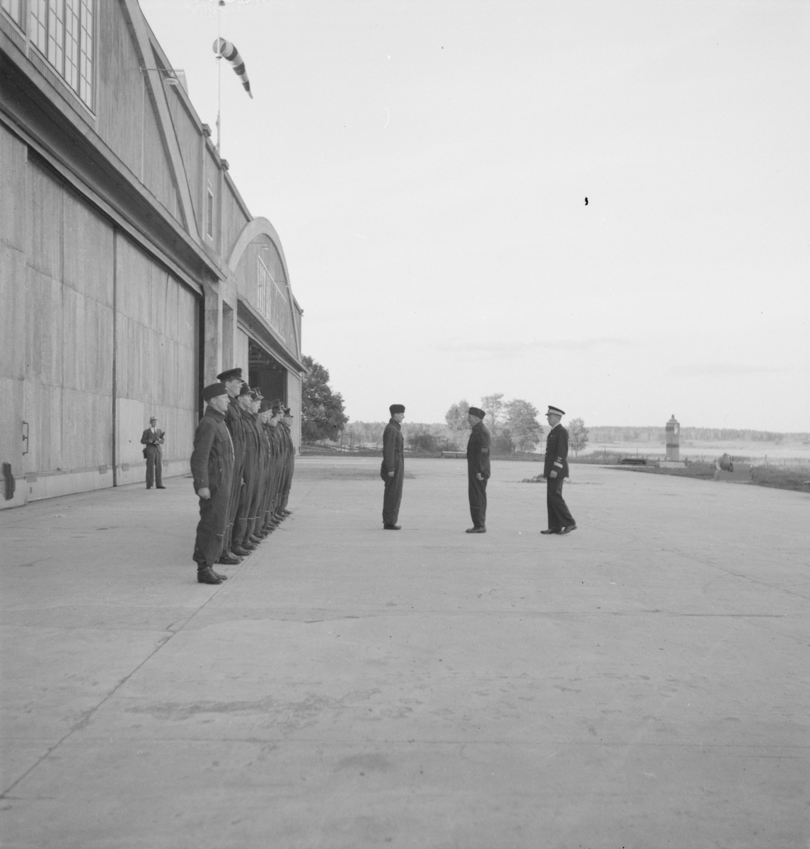 Flygvapenchefen Torsten Friis inspekterar marinspaningskursen på Fårösund, 1937. Manskap uppställt framför hangar.