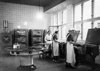 Matlagning i kök på F 2 Roslagens flygflottilj, 1939. Personal vid stekbord.