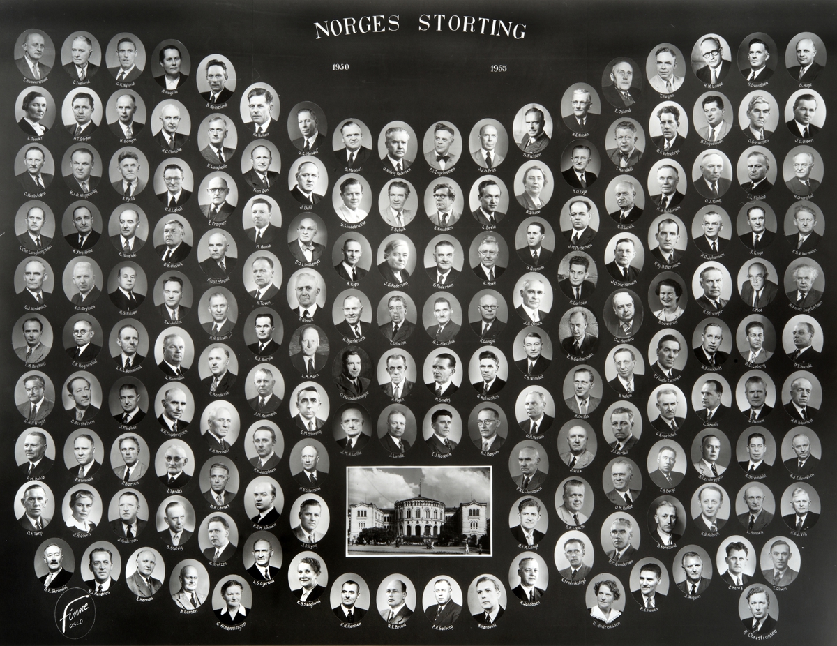Norges Storting 1950-1953. Montasje med portrett av alle Stortingsrepresentanene som satt på stortinget i perioden 1950-1953. 
Med bl. a. Sig. Pedersen fra Hamar, Einar Gerhardsen, Trygve Brattlie. 