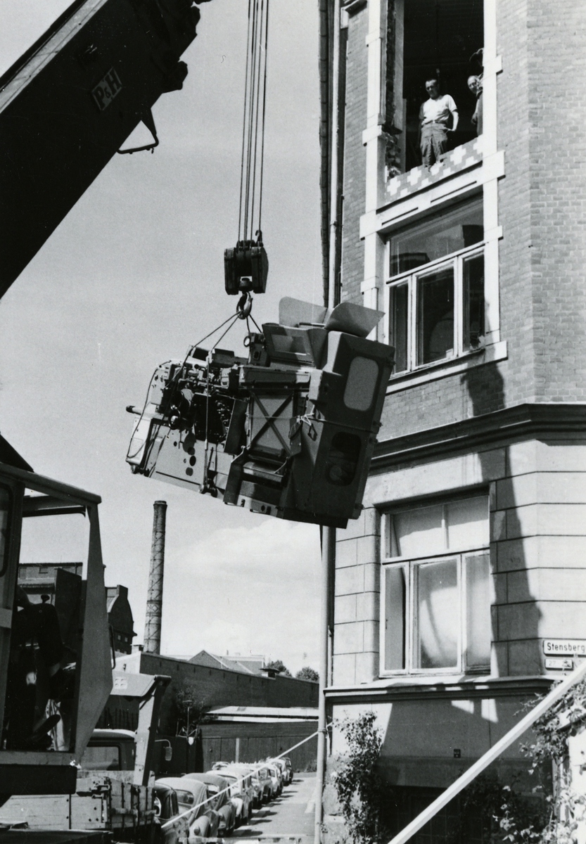 Flytting av maskiner og utstyr fra Tiedemanns fabrikk på Stensberggata i 1968 da den nye fabrikken på Hovin ble bygget.