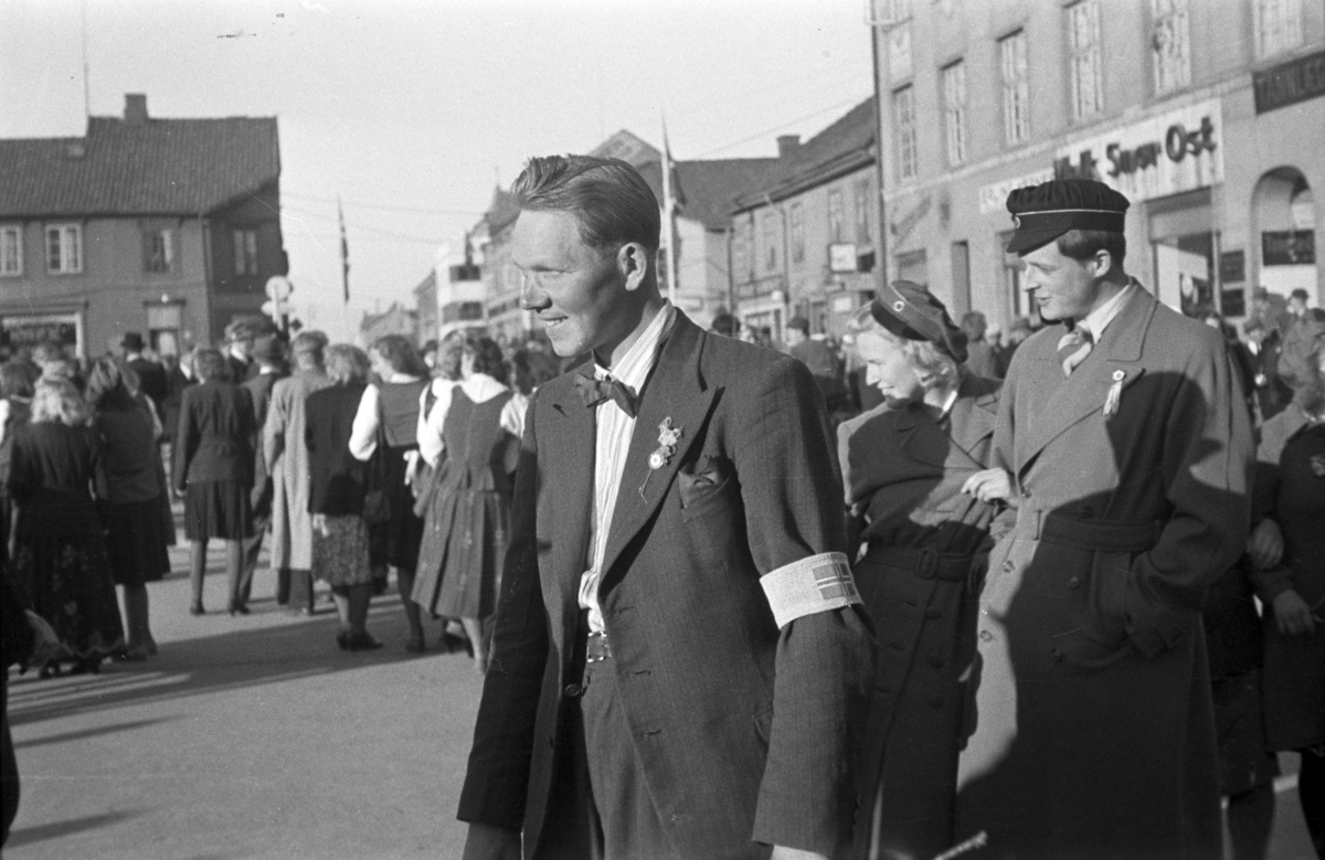17. mai 1945. Hamar. Nasjonaldag. Frigjøringen. Fredsdagene. Østre Torg ukjent med armbind, norsk flagg. 