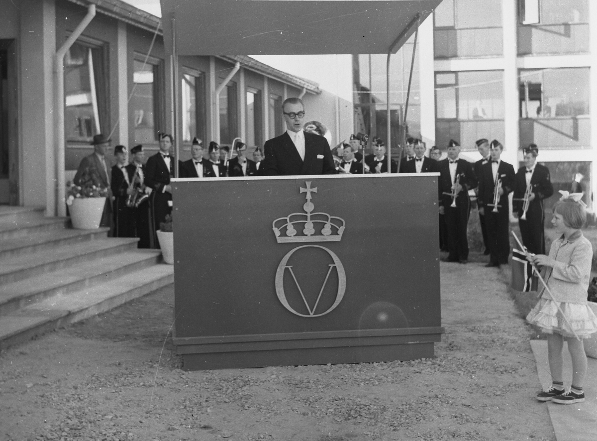 Kongebesøk på Sortland 1959. Ordfører P.C. Reinsnes taler.