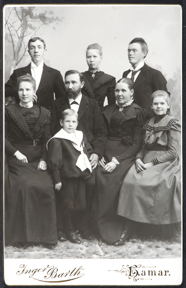 Familiegruppe, Walberg. Foran F. v Petra, Ukjent, Ole, Kristine, Aagot. 
bak f. v Hans, Julie og Johan. 