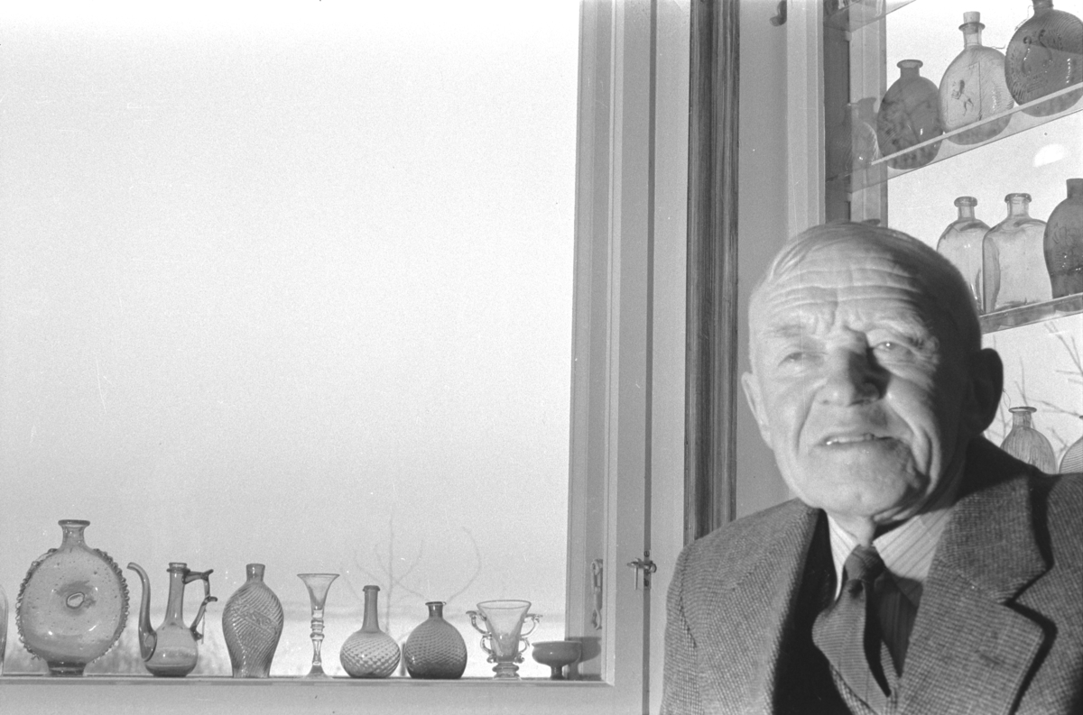 Petter Stenersen, portrett. Glass, flasker. Glassamling