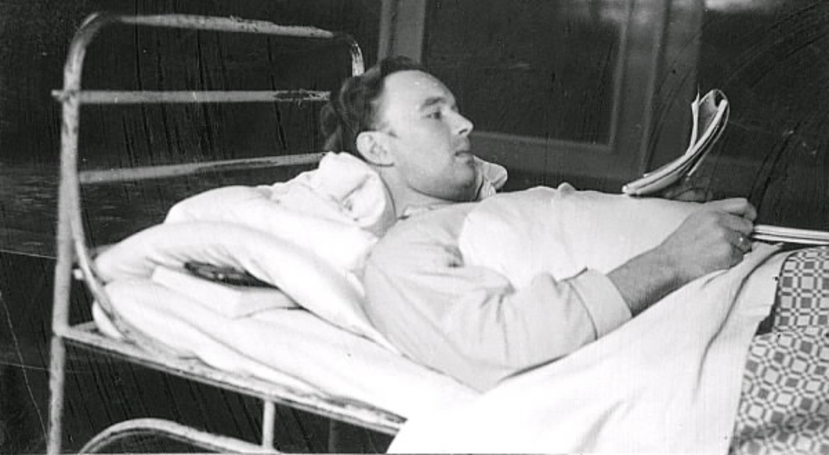 Manliga patienter i sina sjuksängar på Kustsanatoriet Apelviken. Bilderna var publicerade i Hallands Nyheter, 1944-03-24 i artikeln "Några glimtar ur livet på Kustsanatoriet Apelviken". Namn på personerna saknas.