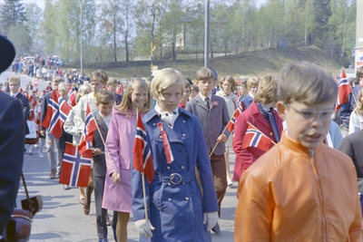 17. Mai. Brumunddal. 1970. Barnetoget, skoletoget, 