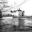 Ridkurs 12/10 1954-13/5 1955 Strömsholm.Strömsholms slott.Deltagare från Livregementets husarer, K3:Fänrik Westergren, överfurir Fridolfsson och sergeant Ewert Olausson.Förteckning över övriga deltagare finns i albumet.Chef för ridskolan:Överstelöjtnant Gustav Nyblaeus.Förteckning över övriga lärare finns i albumet.