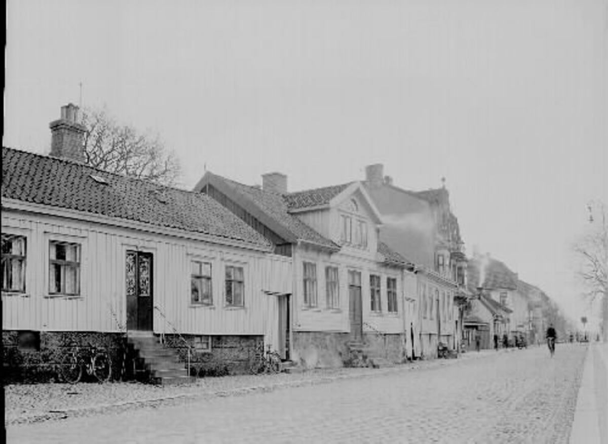 Kvarteret Berget, Västra Vallgatan i Varberg. Stadsgata med bebyggelse sedd från norr.