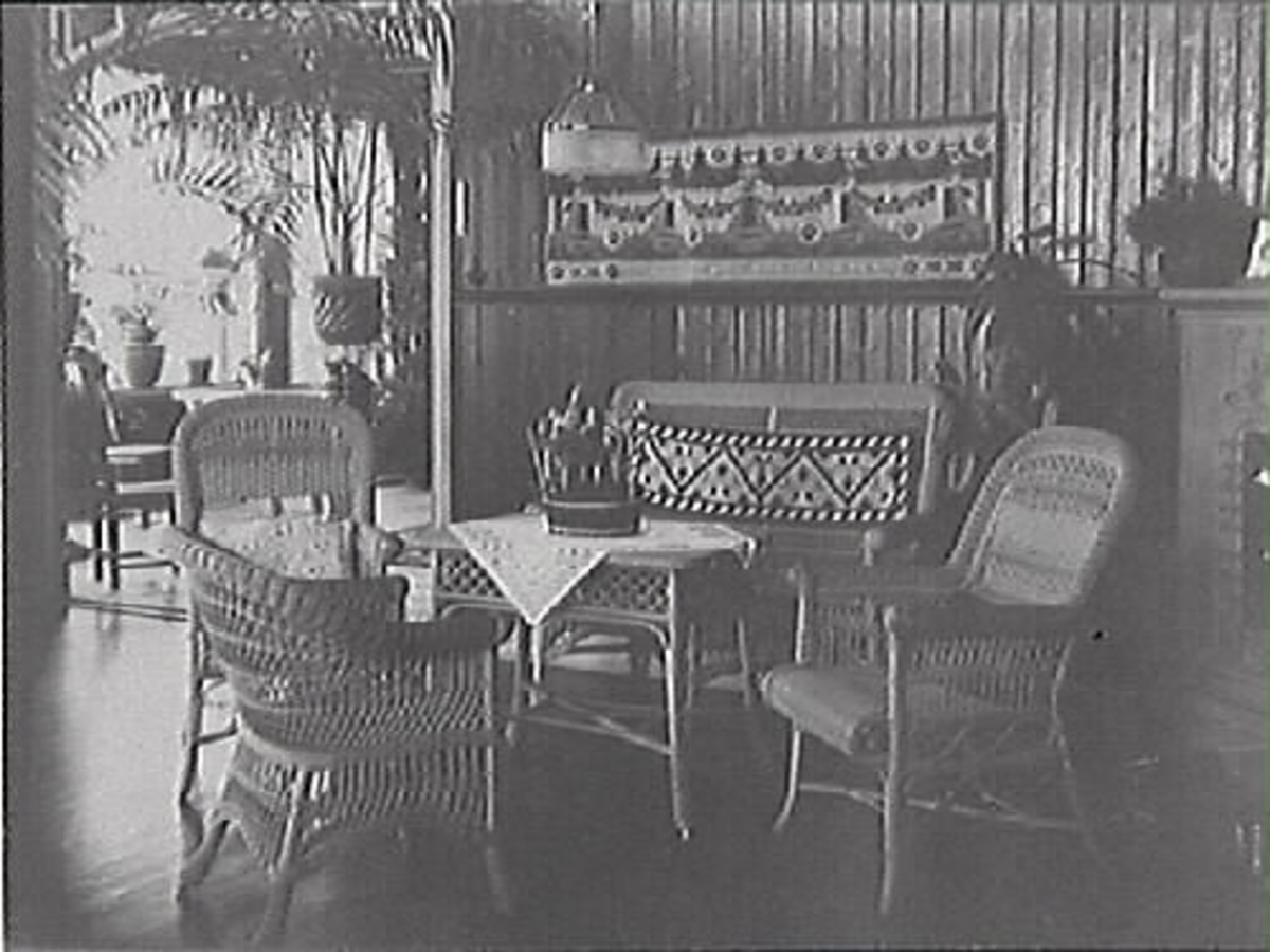 Hejllska villan, Bomlyckan 10 i Södra villastaden. Villan uppfördes år 1904 (då tomt nr 1) till stadsfiskal Nils Olof Samuelsson och ritades av byggnadsingenjör/arkitekt Gottfrid Ljunggren. Till vänster fastigheten Kronofogden 6, kallad Kindvallska villan. Mellan husen går Lasarettsgatan och Västra Vallgatan ser ut att vid denna tid sluta här med en gräsmatta där markrosorna blommat ut.
Bild E8084: interiör från Bomlyckan 10.