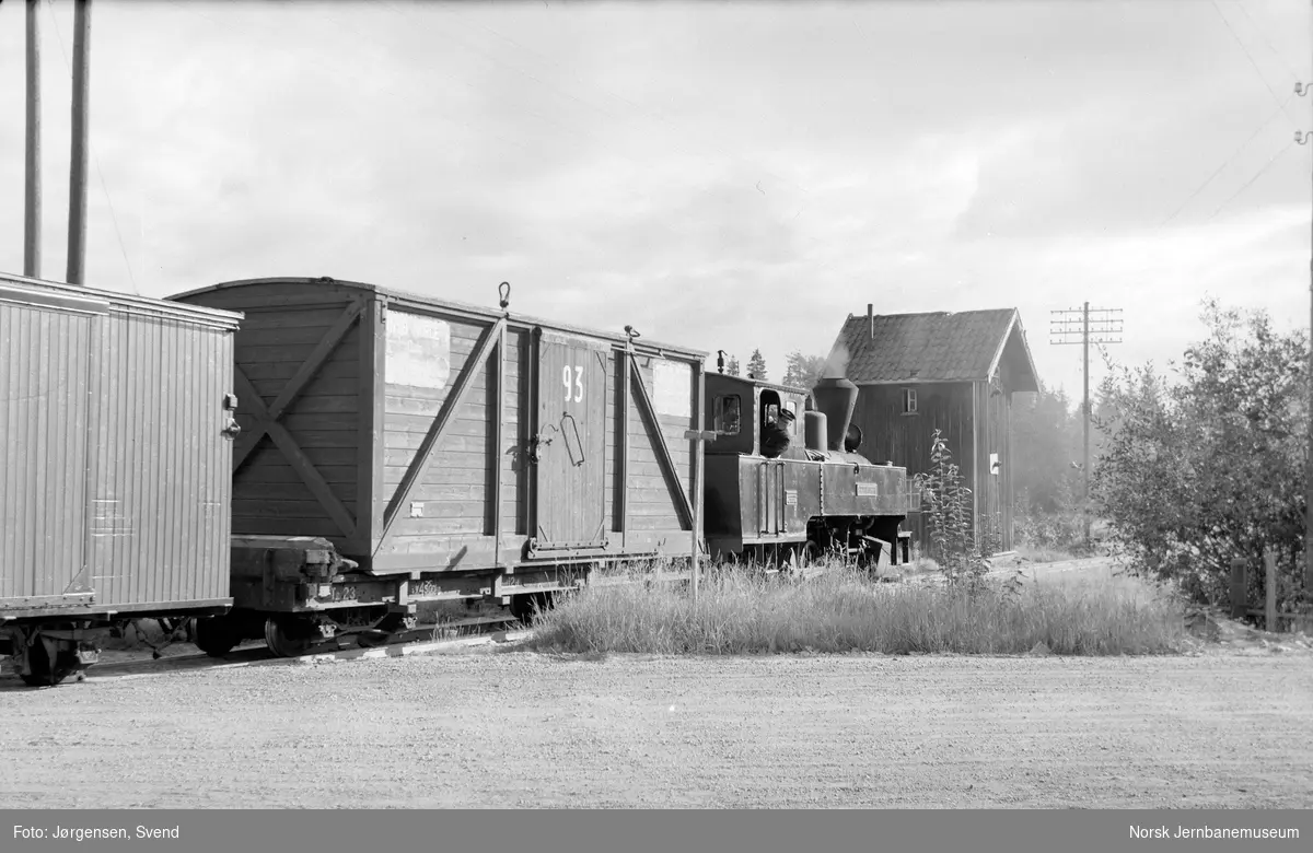 Tog på Finstadbru stasjon, trukket av damplokomotiv nr. 4 "Setskogen" - gammelt vanntårn i bakgrunnen