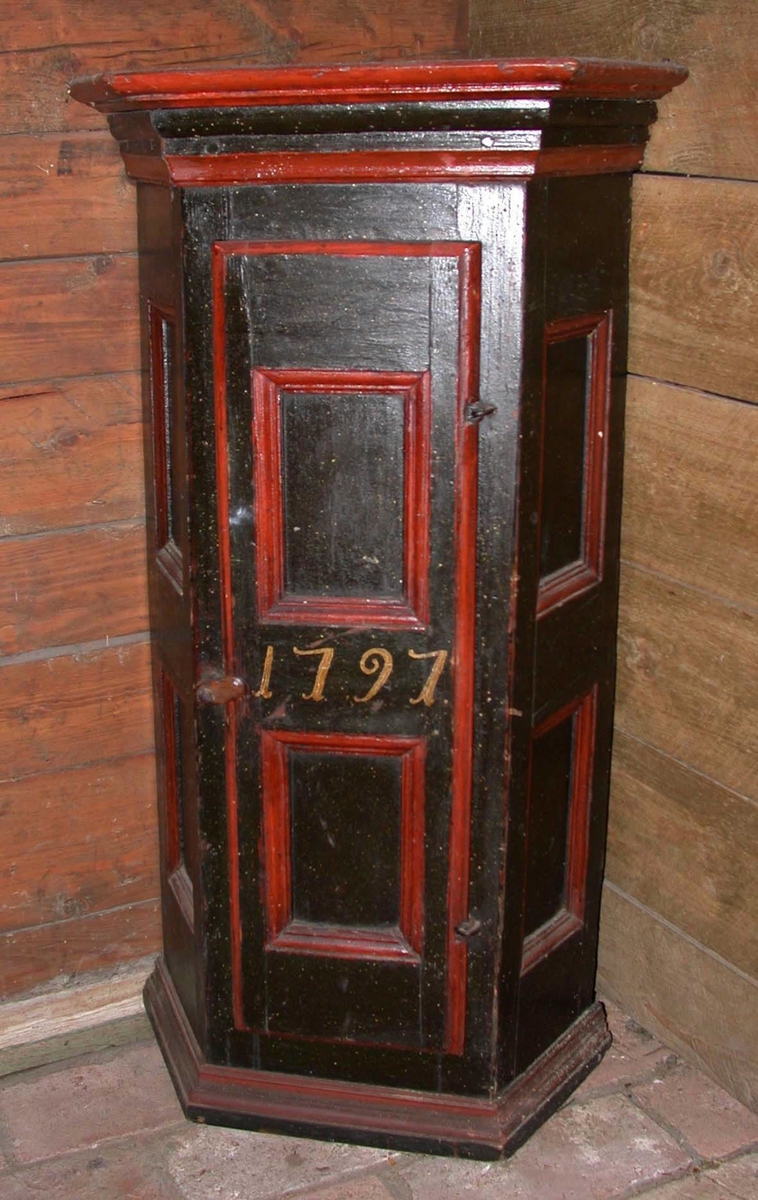 Hörnskåp. Märkt 1797. Ej originalmålning.