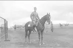 Aspirant i m/23 med sabel m/1895. Hästen betslad med kandar.