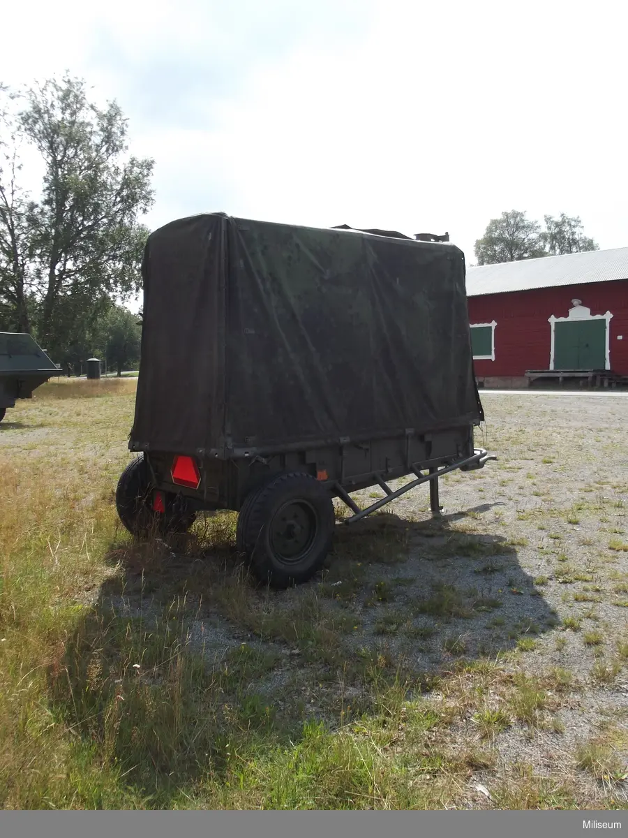 Kokkärra 111, har kokspis samt lågtryckspanna för tryck-kokning. Drogs oftast av en traktor. Ersatte kokkärra m/46 och användes under 1950-1990-tal. Används fortfarande av Hemvärnet.
