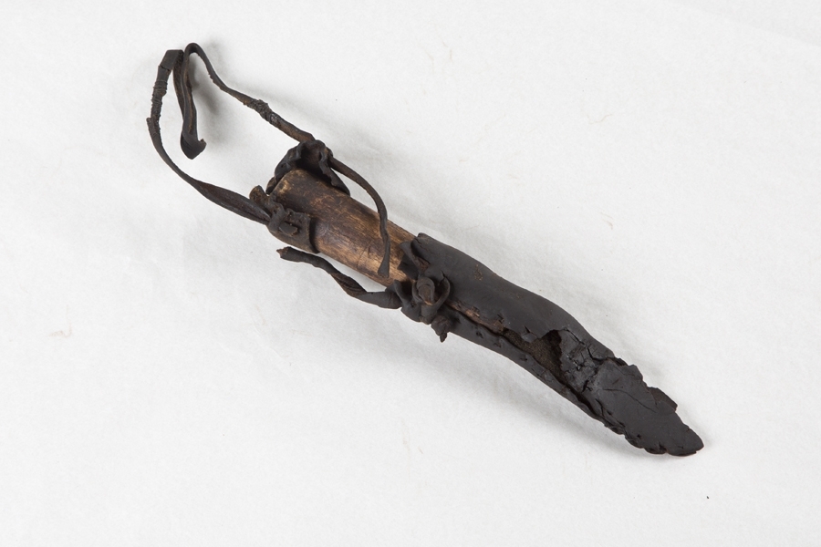 Dräkten består av kjortel, struthätta, mantel, hosor och fotlappar. Mannen bar skor av läder och runt kjorteln hade han ett läderbälte med knivslida och kniv. Man hittade också ytterligare ett bälte med knivslida och kniv samt ett litet läderfodral.

Det finns inget spänne till bältet bevarat och inte heller några knivblad. Allt järn har helt enkelt rostat bort. Den är daterad till 1300-talet, med hjälp av dräktstudier och tekniska prover som C-14, kol 14-metoden.

När Bockstensmannen hittades iklädd sin dräkt hade tråden, av lin, till stor del förmultnat till torv. Kläderna låg runt kroppen, men i bitar. Idag visas dräkten separat i en monter, liggande, för att kunna bevaras i framtiden.