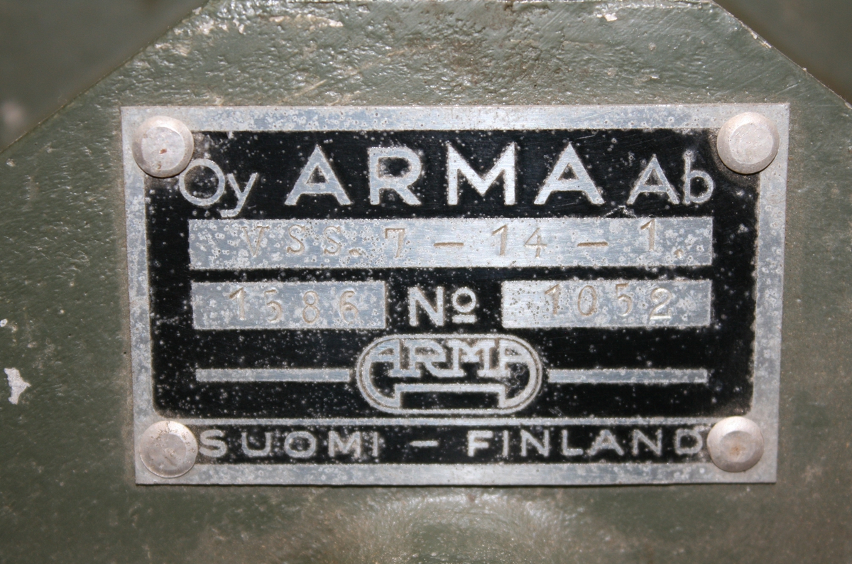 Manuell sirene som drives av en håndsveiv. Laget i jern/metall. Utstyrt med produksjonsskilt som viser produsent og produktnummer.
