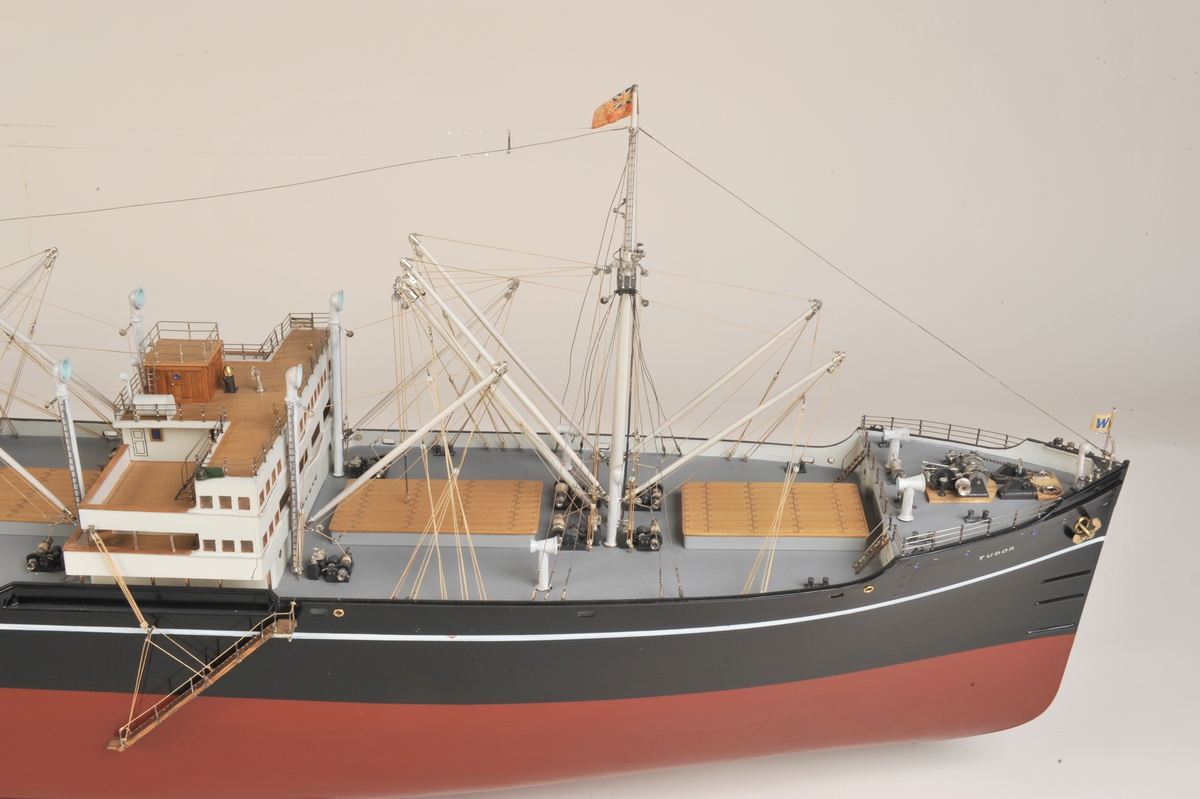 Helmodell av M/S 'Tudor'. Lasteskip med midtbru