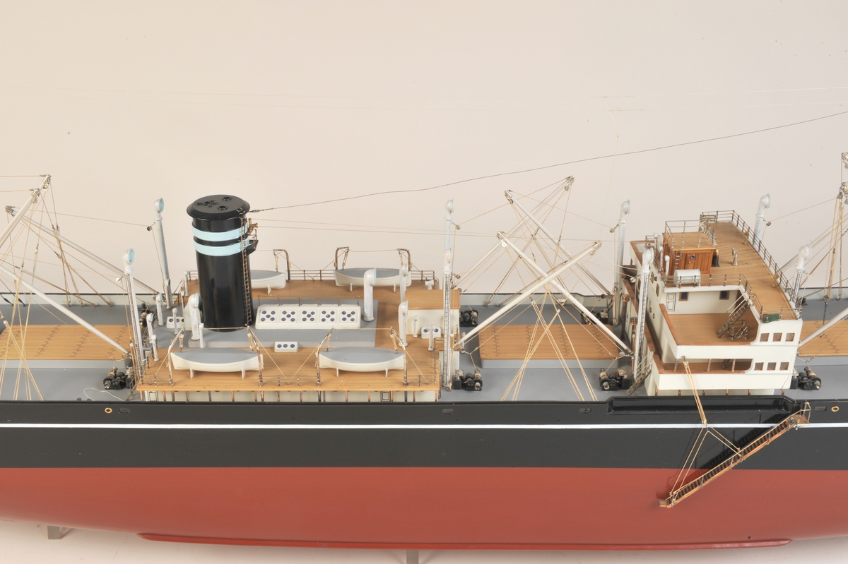 Helmodell av M/S 'Tudor'. Lasteskip med midtbru