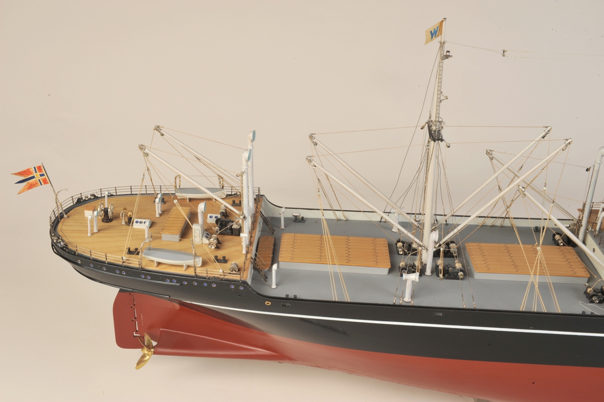 Helmodell av M/S 'Tudor'. Lasteskip med midtbru