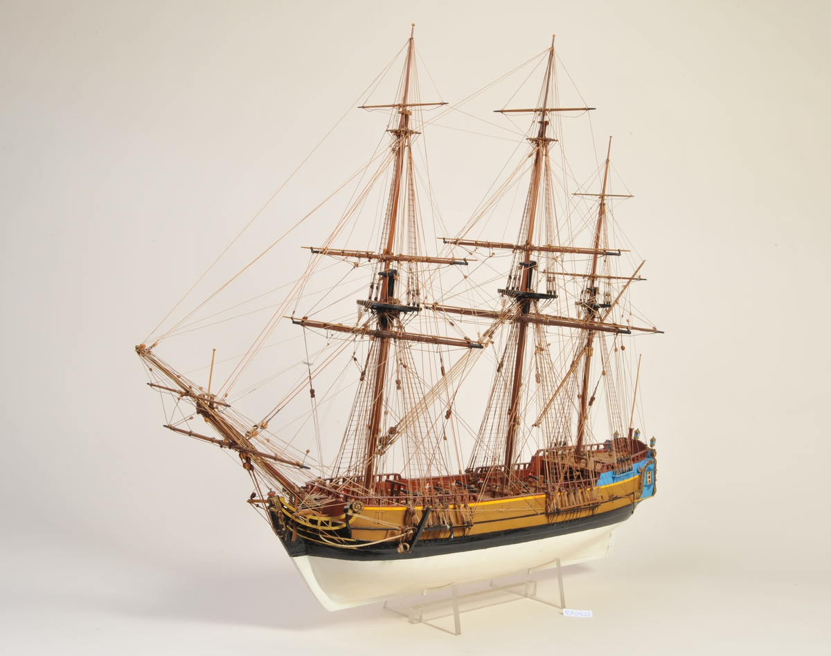 Helmodell av Peter Wessel Tordenskjolds 'Løwendals Galley'. 3 master, rigget  uten seil. Skroget: Skansen blå utenbords. Brun med sort belte ved vannlinjen. Hvit under vann.