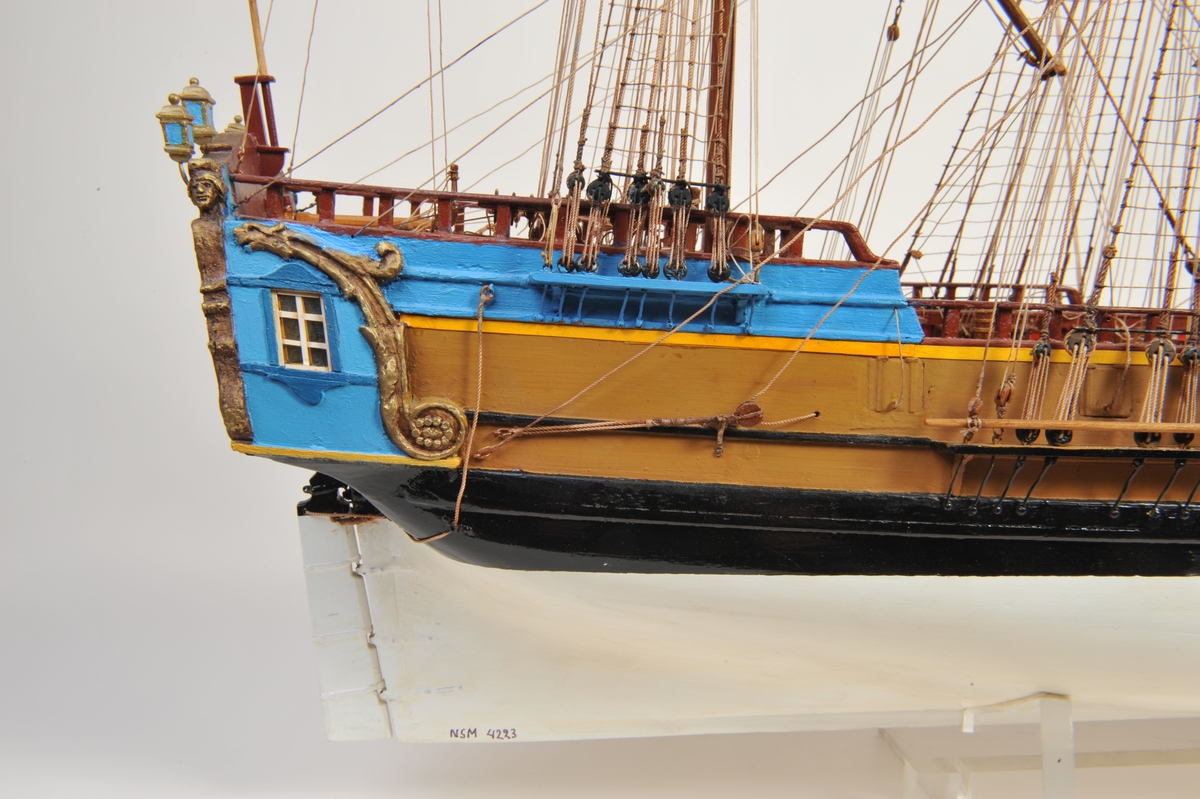 Helmodell av Peter Wessel Tordenskjolds 'Løwendals Galley'. 3 master, rigget  uten seil. Skroget: Skansen blå utenbords. Brun med sort belte ved vannlinjen. Hvit under vann.